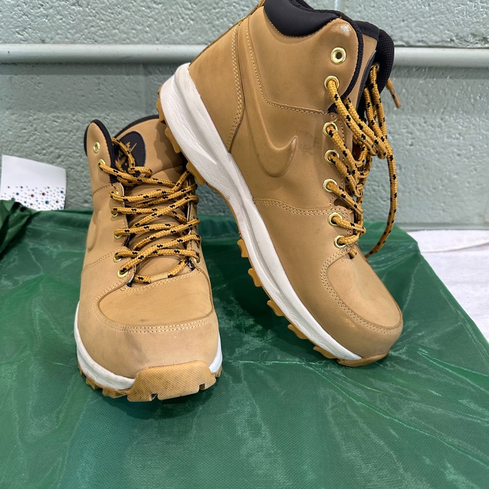 Nike Tan and Black Men's Boots